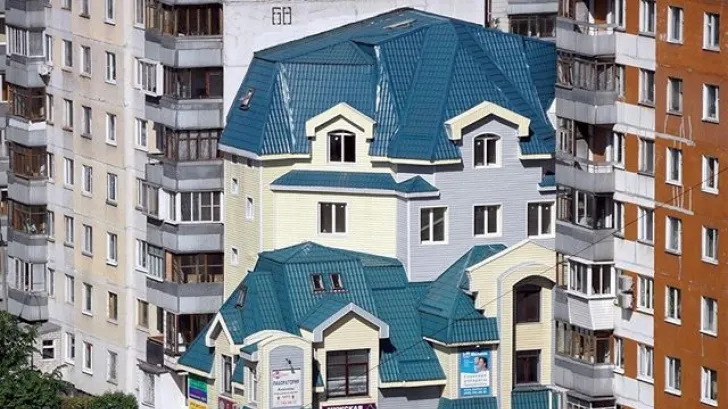 Nu i-a mai ajuns apartamentul. Cum și-a construit vecinul o vilă la bloc