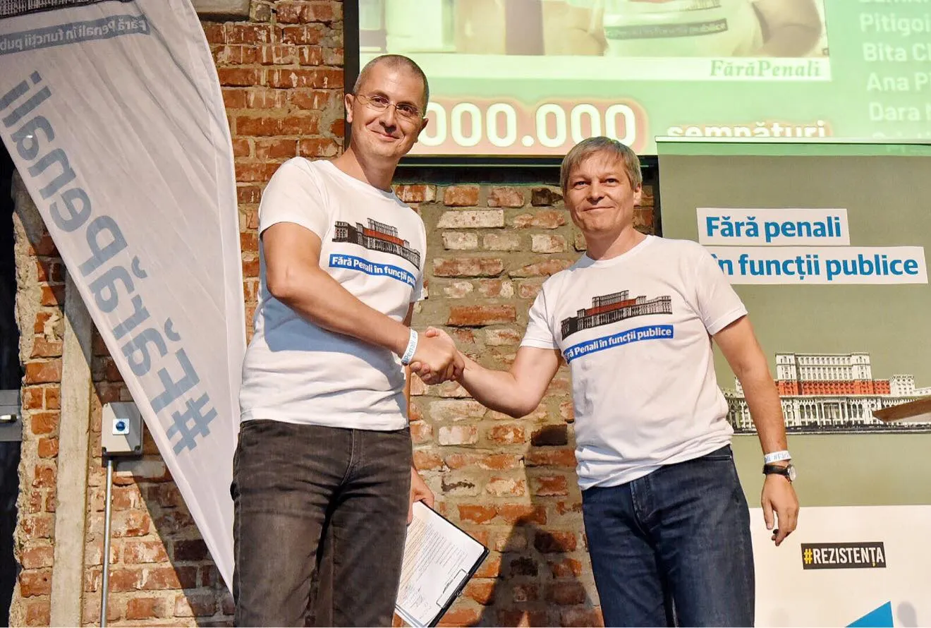Dacian Cioloş, cu tricou "Fără Penali", strângându-i mâna lui Dan Barna, preşedinte USR