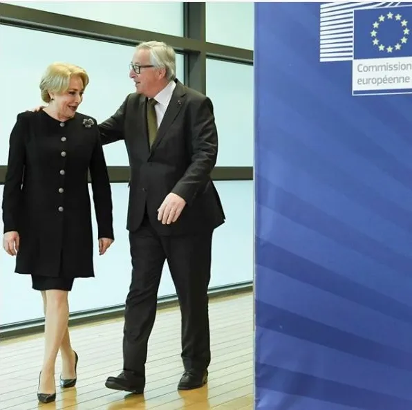 Dăncilă dă vina pe SPP şi pe Juncker în scandalul întârzierii! SPP o contrazice