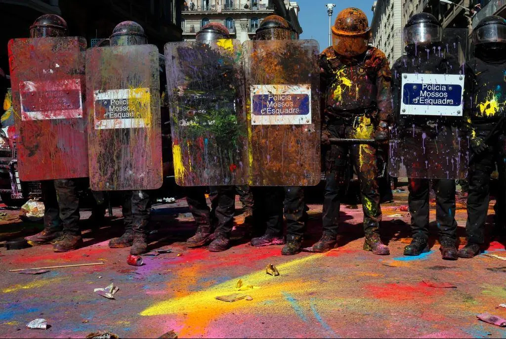 Violenţe în Catalonia, la un an de le referendumul ilegal. Ciocniri între separatişti şi Poliţie