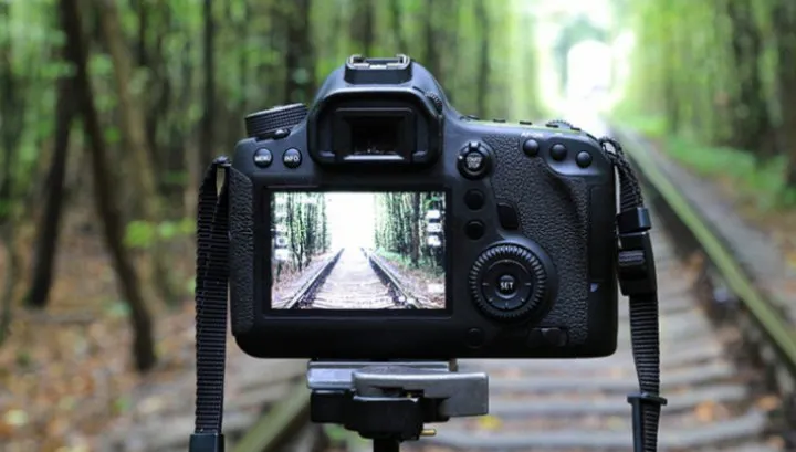 eMAG - Aparate foto DSLR care ajung sa coste chiar si sub 1.500 de lei