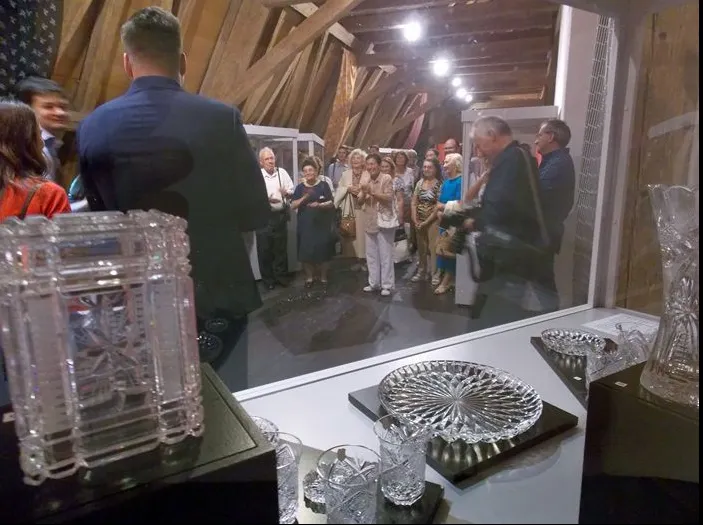 Porțelanuri și sticlărie din România Socialistă într-o expoziție inedită la Timișoara