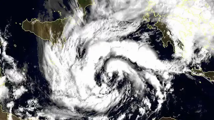 ALERTĂ meteo în Europa! O furtună uriaşă, un fenomen extrem de rar, va lovi bătrânul continent