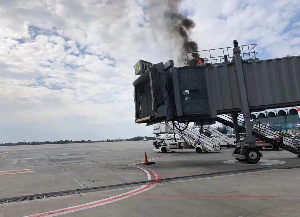 Incendiu pe Aeroportul "Henri Coandă", pompierii în stare de alertă
