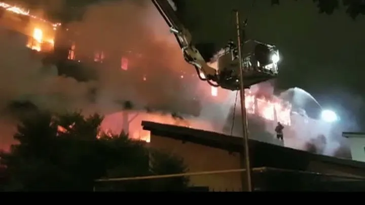 Incendiu puternic la un bloc din Capitală: 9 oameni răniţi. ISU: Imobilul nu avea niciun aviz|UPDATE