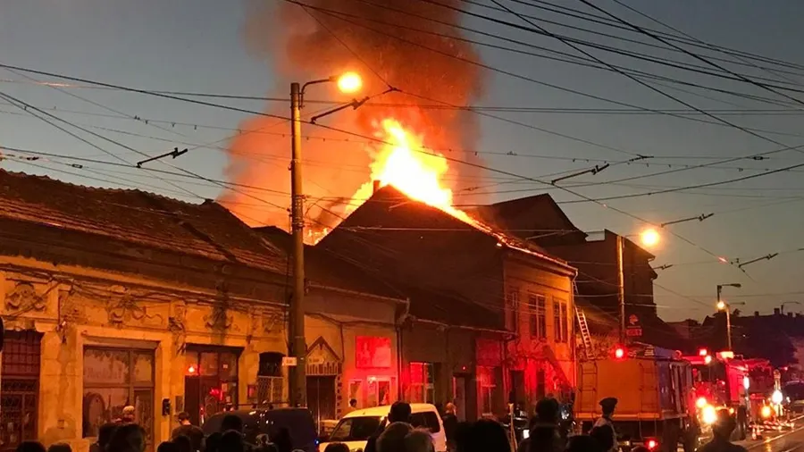 INCENDIU puternic la o clădire din Timişoara. Intervenţie dificilă a pompierilor