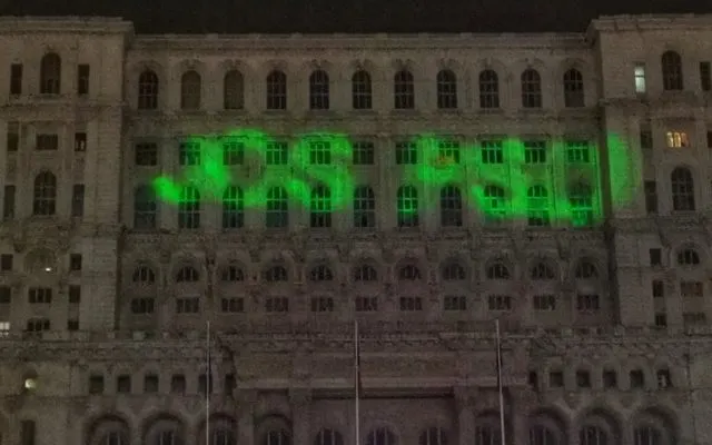 Mesajul "Jos PSD", proiectat pe Parlament la un mare show internațional