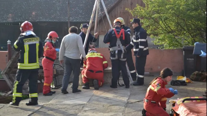 Operaţiune dramatică de salvare a două persoane blocate într-o fântână din Satu Mare