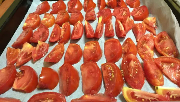 A tăiat roşiile în felii şi le-a pus pe o tavă de copt. Rezultatul e uimitor!