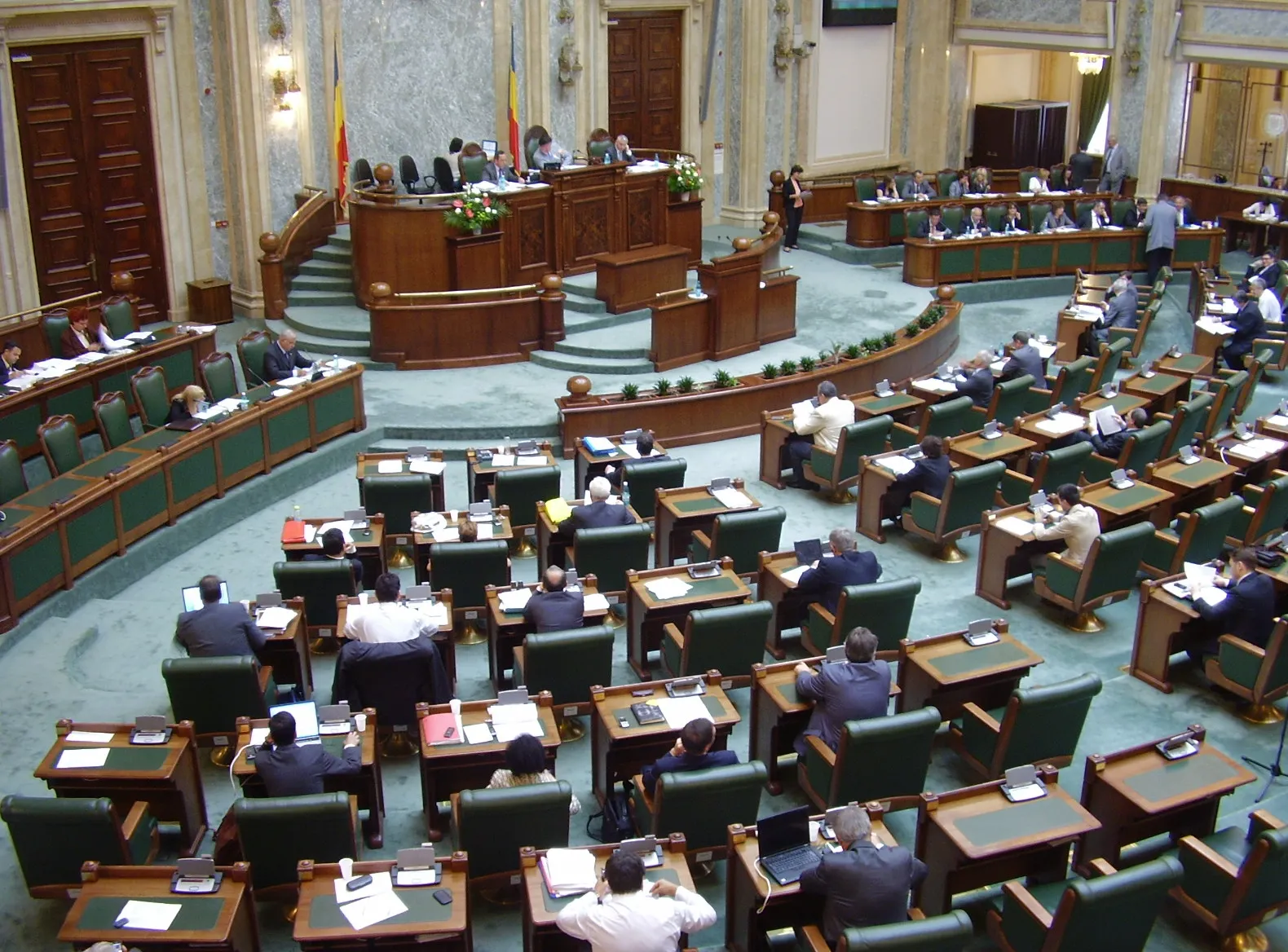 Senatul a adoptat proiectul de lege privind combaterea spălării banilor. Ce sancțiuni riscă România