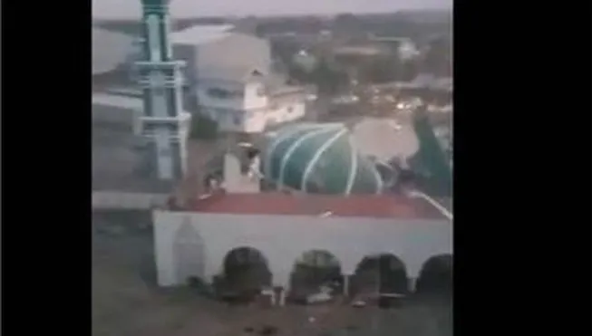 Imagini DRAMATICE. Momentul în care valul uriaş de tsunami loveşte coasta Indoneziei
