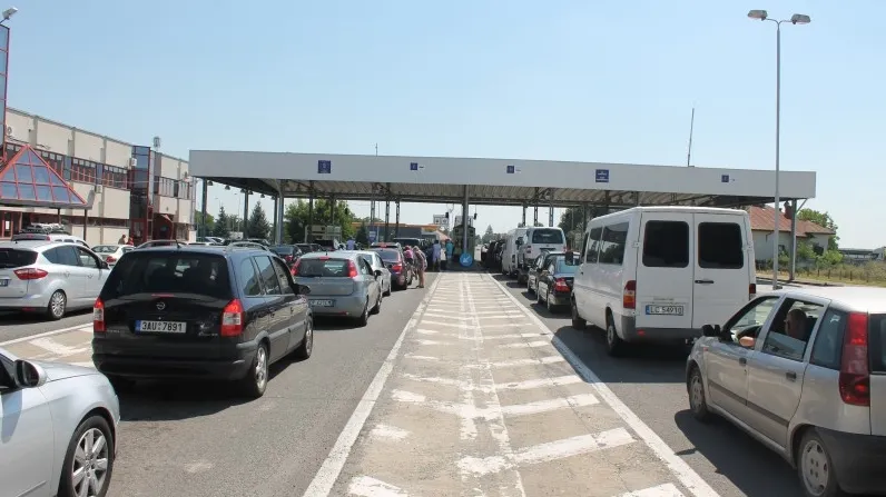 Cozi uriașe de mașini în vămile Petea și Urziceni. Șoferii și-au pierdut răbdarea