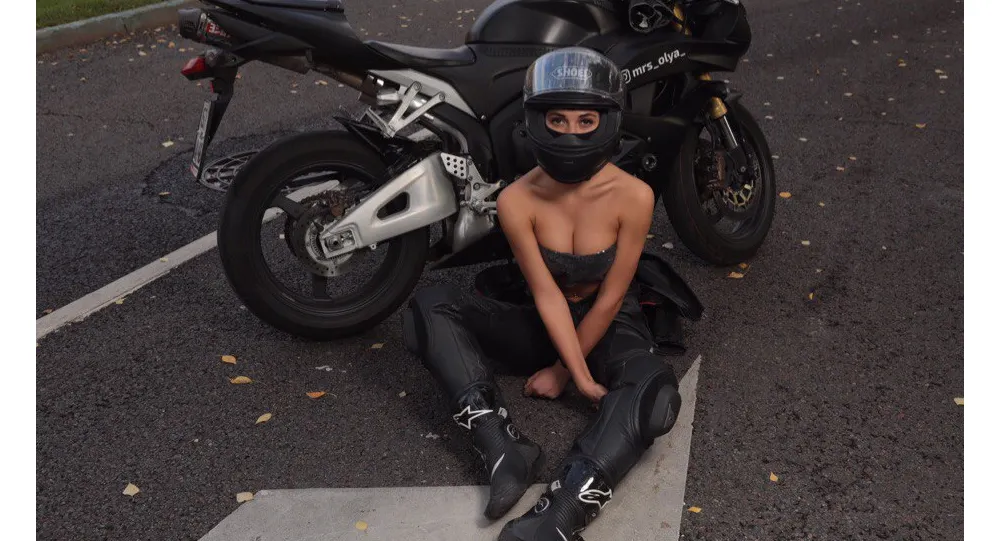 Cea mai sexy motociclistă a sfârșit într-un cumplit accident. Imagini incredibile