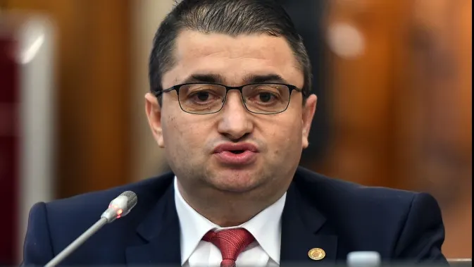 Ministrul Economiei, apărat de PSD în Parlament. Moțiunea a fost respinsă