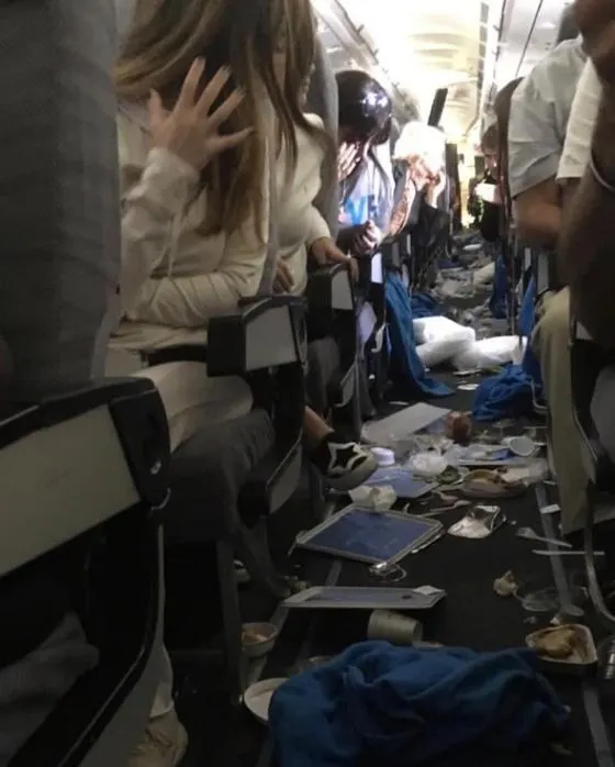 PANICĂ la bordul unui avion. Mai mulţi pasageri au fost răniţi. TURBULENŢE extreme
