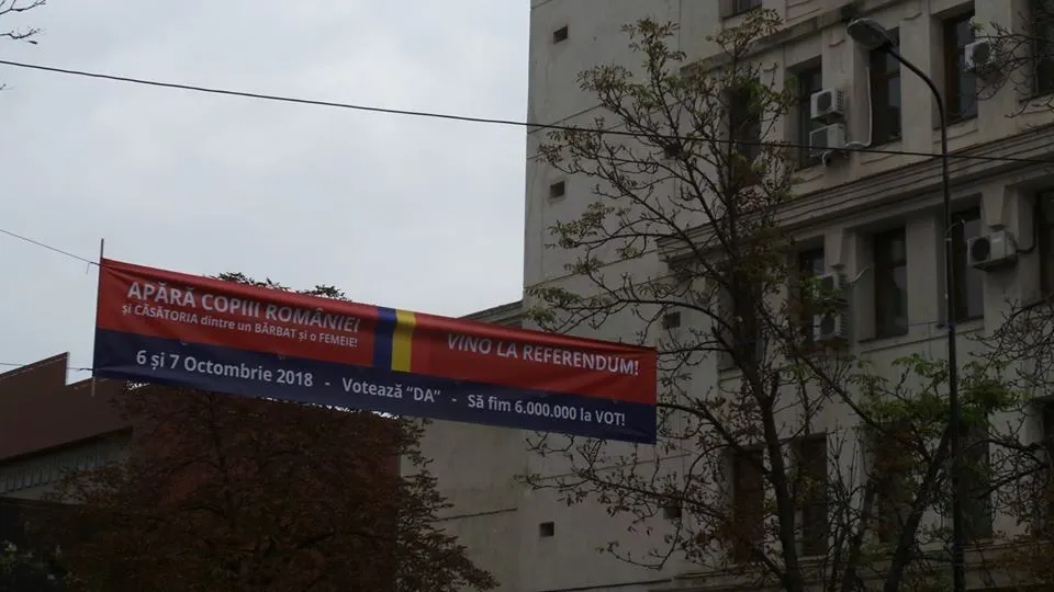 Bannere pro-referendum au împânzit un oraş din România. Ce se va întâmpla cu ele