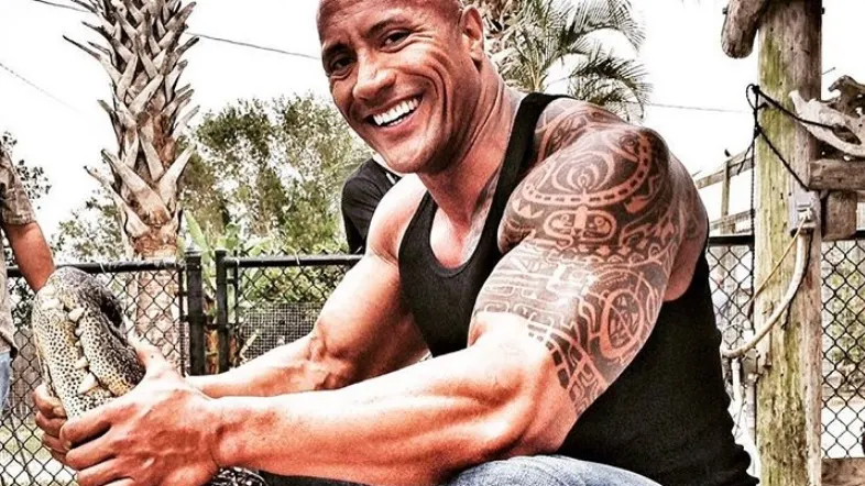 Dwayne "The Rock" Johnson, atacat din toate părţile, după ce a chinuit un crocodil