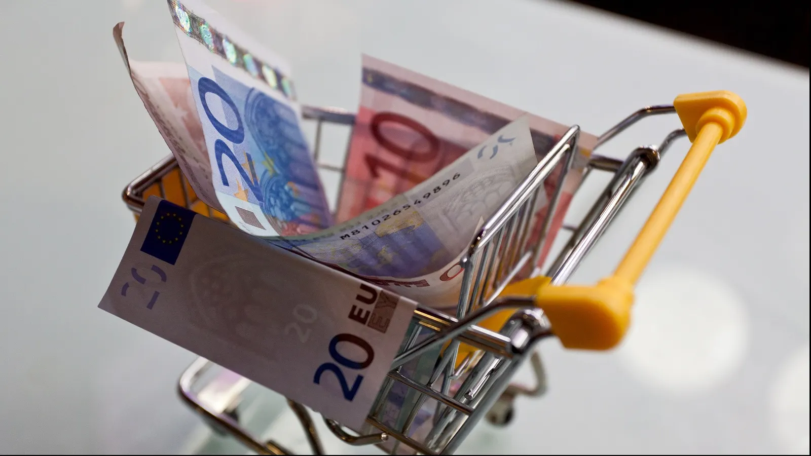 16% din populația țării va avea șterse datoriile de la bănci! Unde se întâmplă?