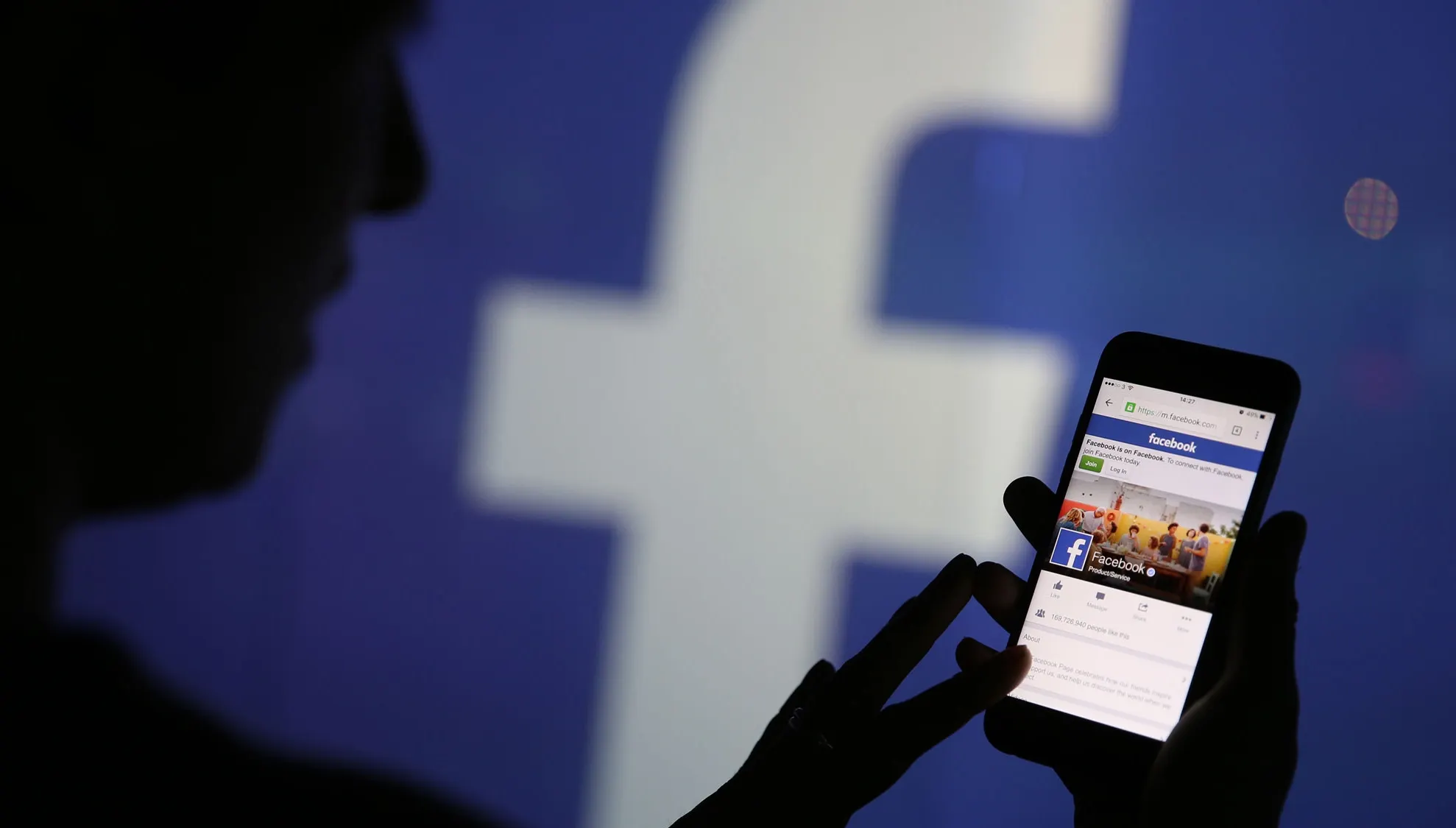 Ce sa faci ca să nu fii spionat cât stai pe Facebook