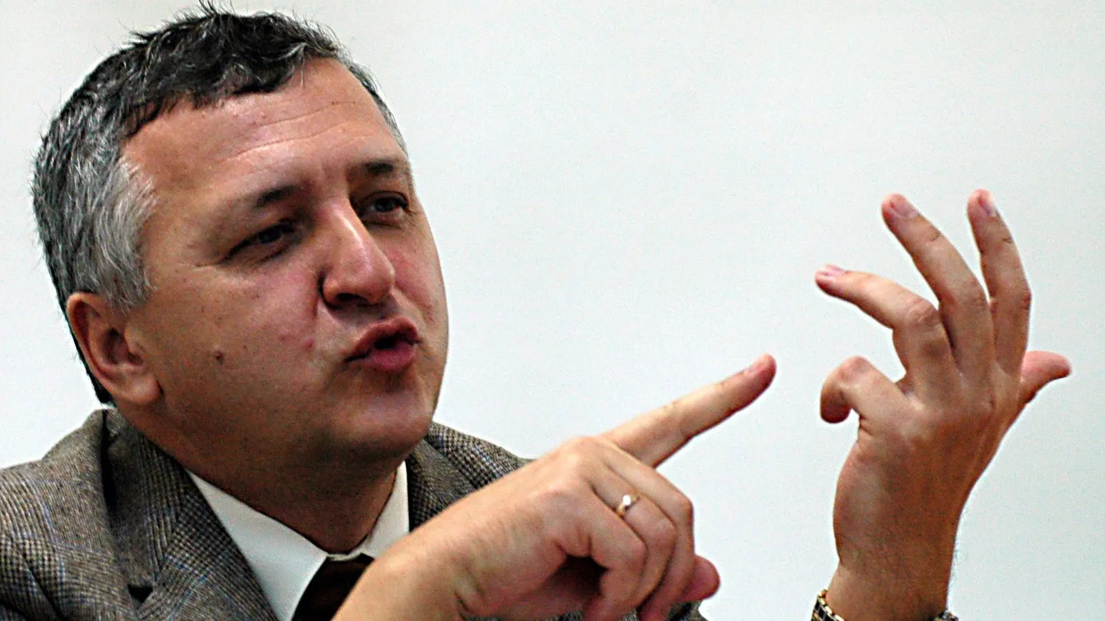 Gelu Diaconu:"Se apropie funia de par, Livache!"