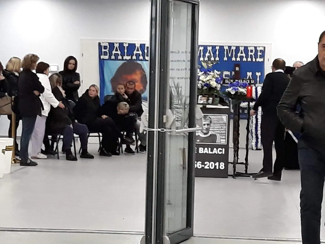 Imagini emoționante! Trupul lui Ilie Balaci, depus la stadion