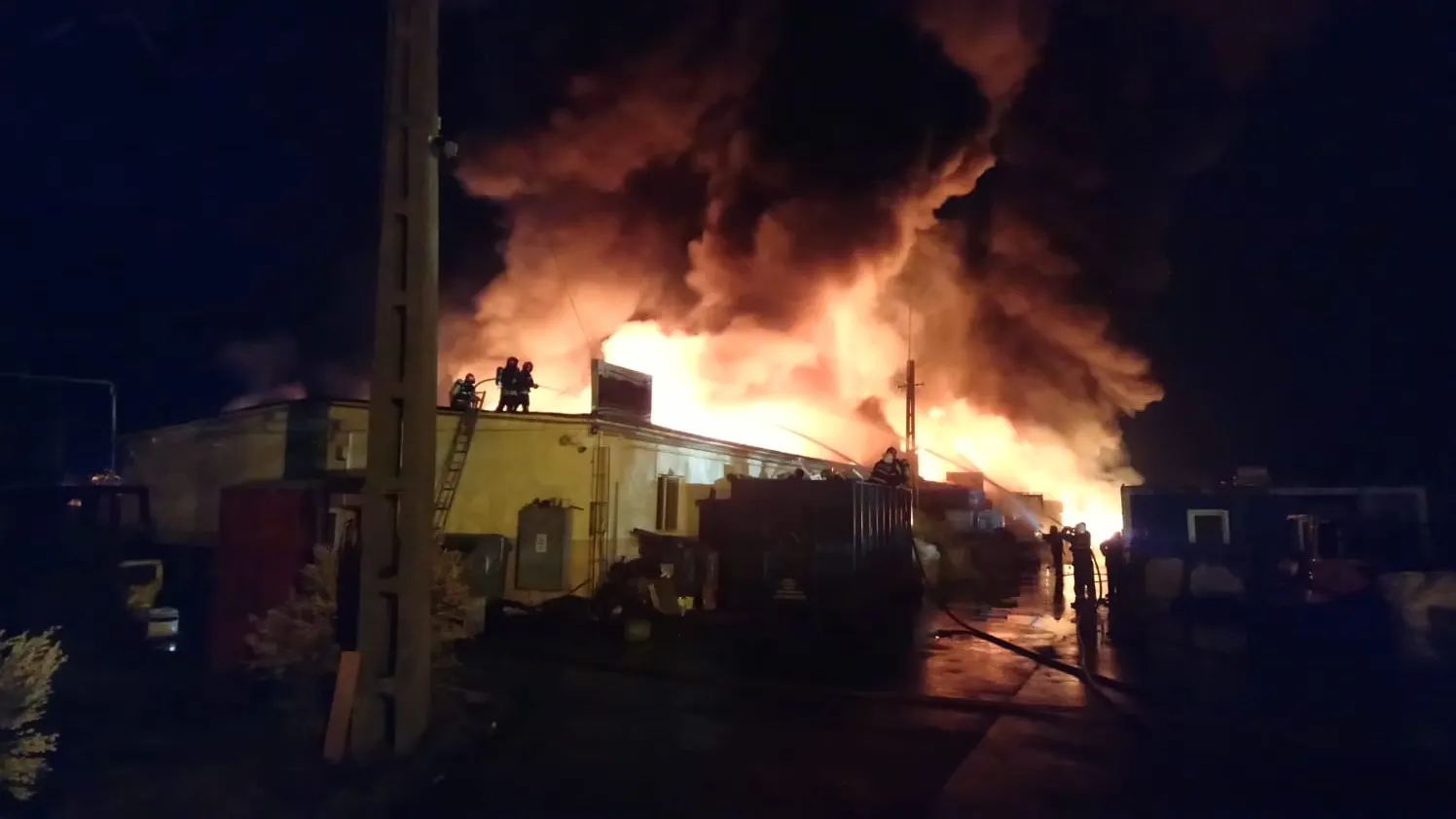 Incendiu puternic la un depozit de uleiuri şi vopsea din Sibiu. S-a aflat cauza dezastrului 