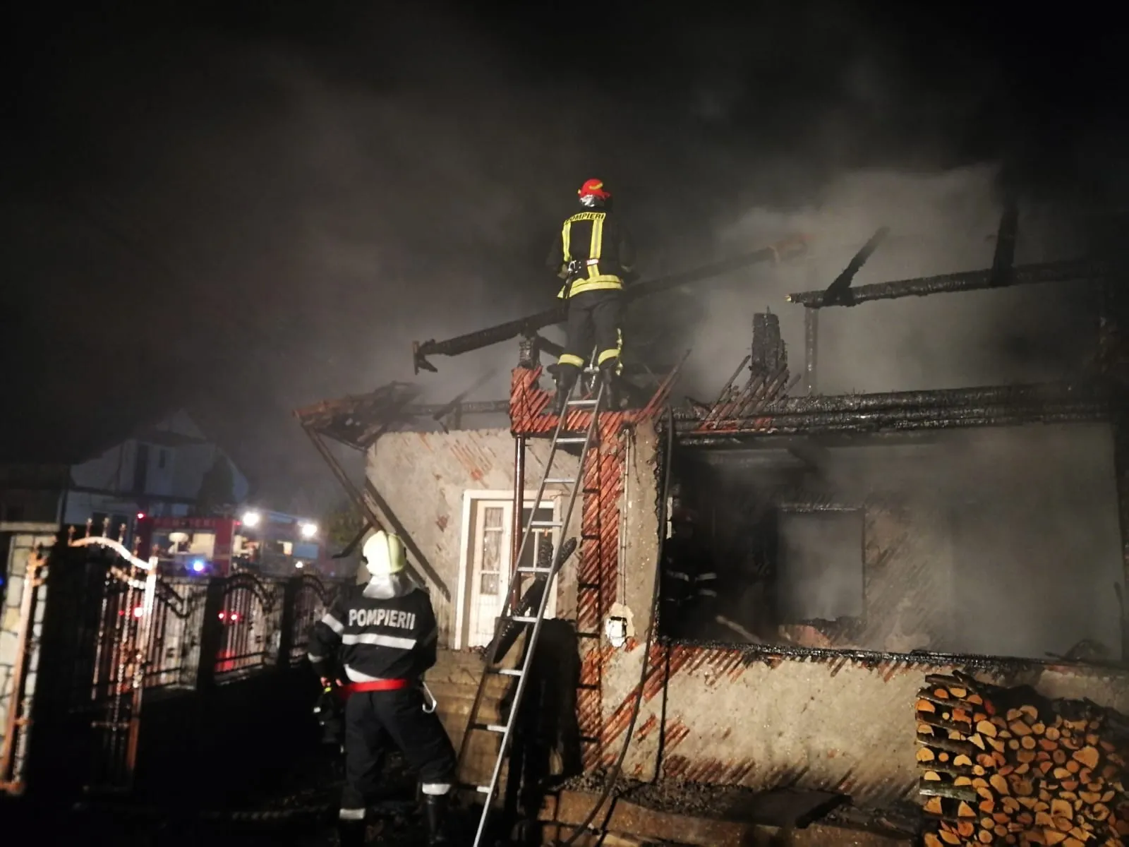 Incendiu într-un bloc cu 10 etaje în Cluj. 20 de oameni blocaţi la etajele superioare