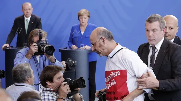 Ce se va întâmpla cu jurnalistul turc care a protestat în timpul vizitei lui Erdogan în Germania?