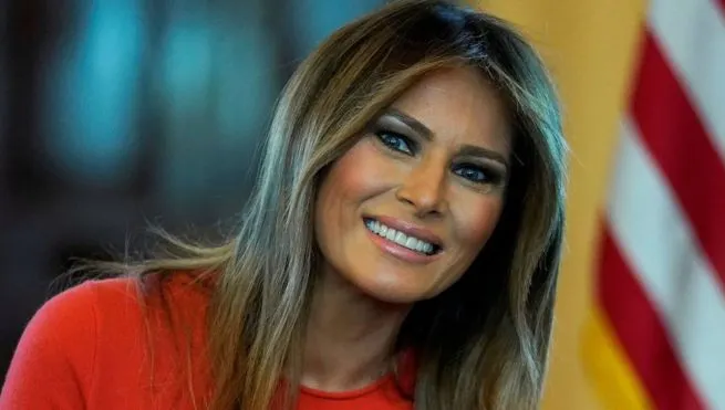 Melania Trump, apariţie îngrozitoare: s-a îmbrăcat cu fața de masă
