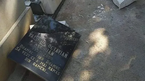 SCANDALOS: Mormântul unui mare cântăreţ din România a fost vandalizat