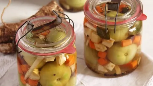 Horia Vîrlan. Cum păstrează murăturile crocante şi ce ingrediente foloseşte pentru saramură