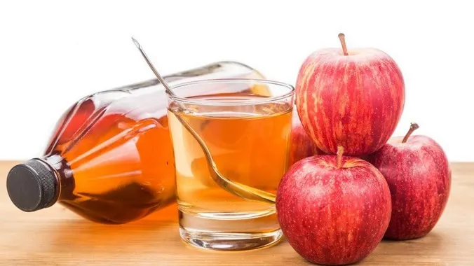 Dezavantajul oţetului de mere despre care nu vorbeşte nimeni. Îl mai consumi?