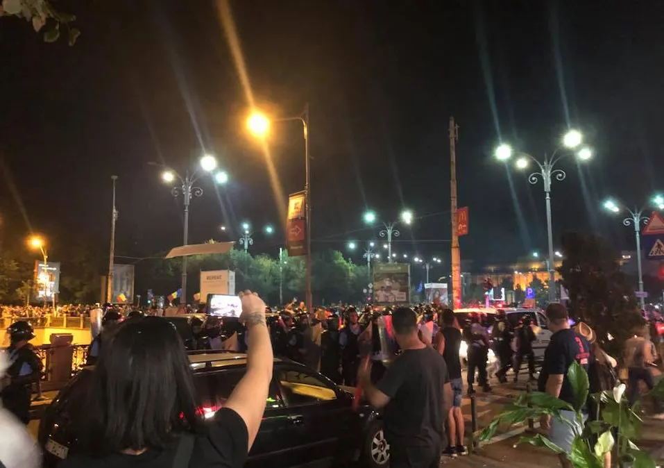 Procurorii Parchetului de pe lângă Tribunalul Bucureşti au reţinut joi un protestatar