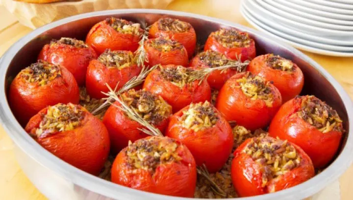Cum să prepari roşii umplute absolut delicioase. Reţeta pas cu pas