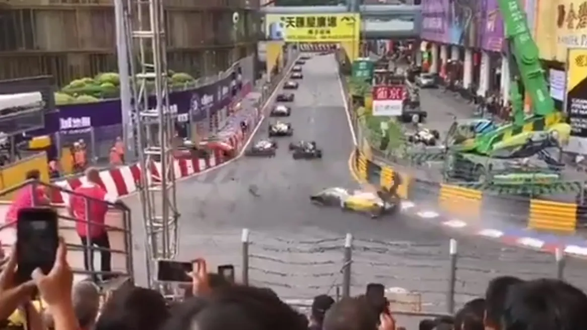 Accident groaznic în Formula 3! Patru jurnalişti, în stare critică (VIDEO)