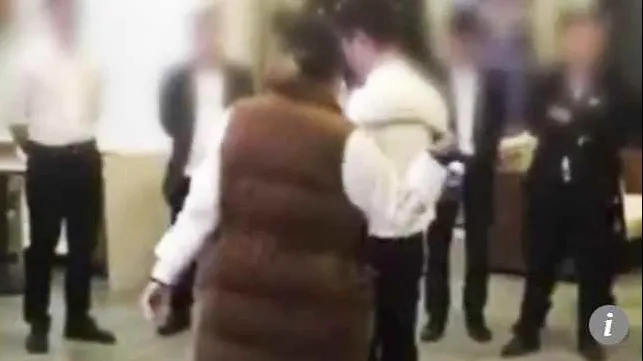 Angajaţi forţaţi de şefi să bea urină şi să mănânce gândaci. Motivul incredibil