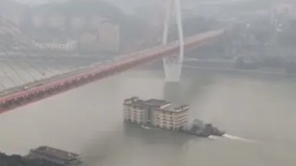 Misterul clădirii cu 5 etaje care plutește la vale pe râu i-a buimăcit pe localnici