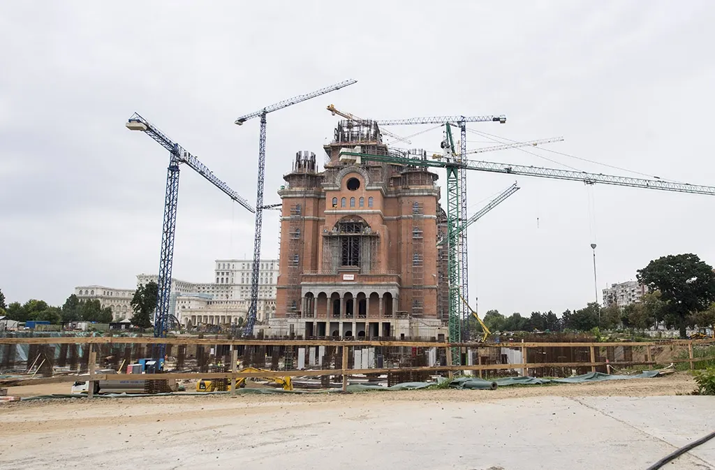 ISU, amendă uriașă pe șantierul Catedralei. Avertizări pentru cei care merg la sfințirea de duminică