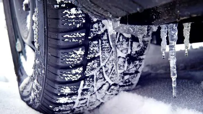 Ţi-ai pus cauciucuri de iarnă? Amenda URIAŞĂ pe care o rişti dacă nu ai facut acest lucru