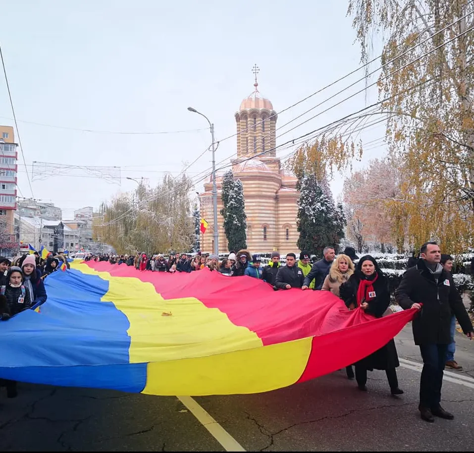 Tricolor de 100 de metri, purtat pe străzile din Târgoviște