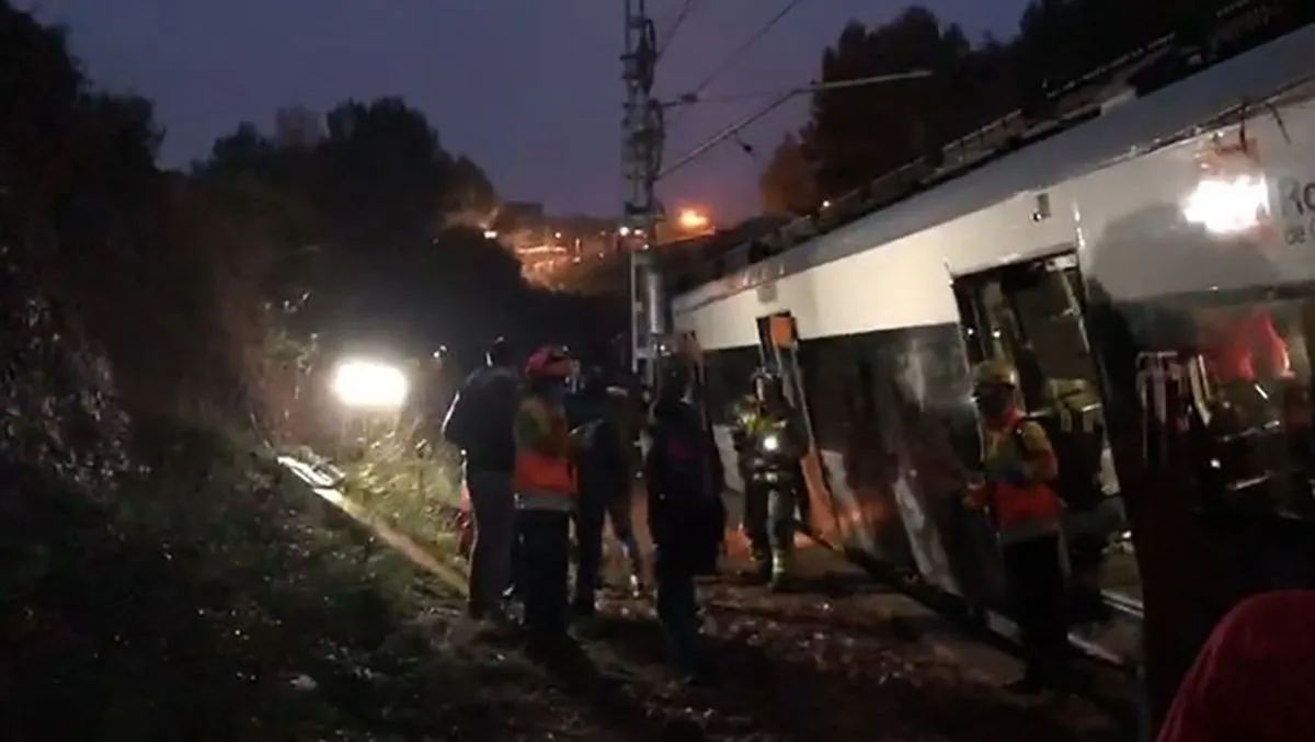Tren deraiat la Barcelona, în urma unei alunecări de teren. Victime multiple