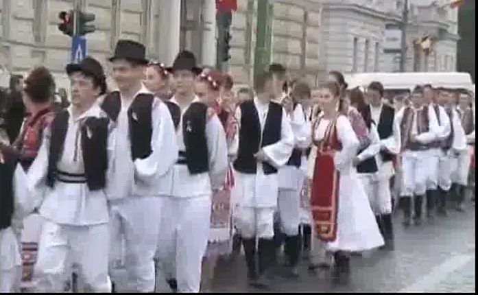 Elevi luați cu arcanul la Centenar