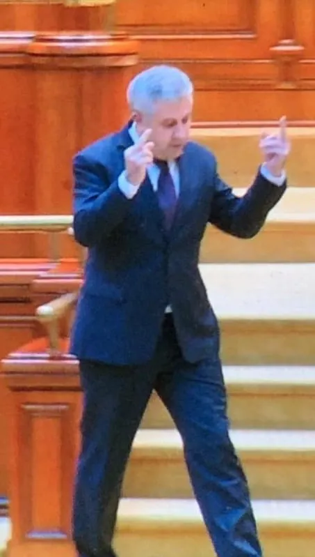 Florin Iordache, reclamat la poliție pentru semnele obscene