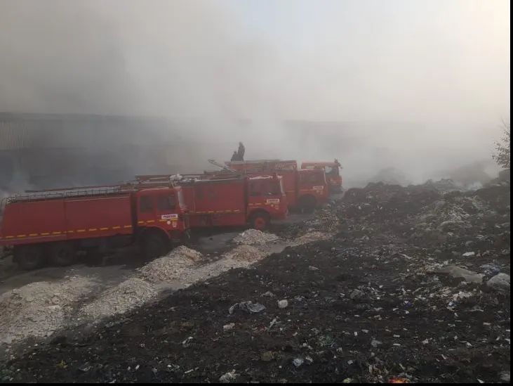 Incendiile din Ploieşti nu au fost stinse. Monoxidul de carbon, la valori aproape de limita maximă