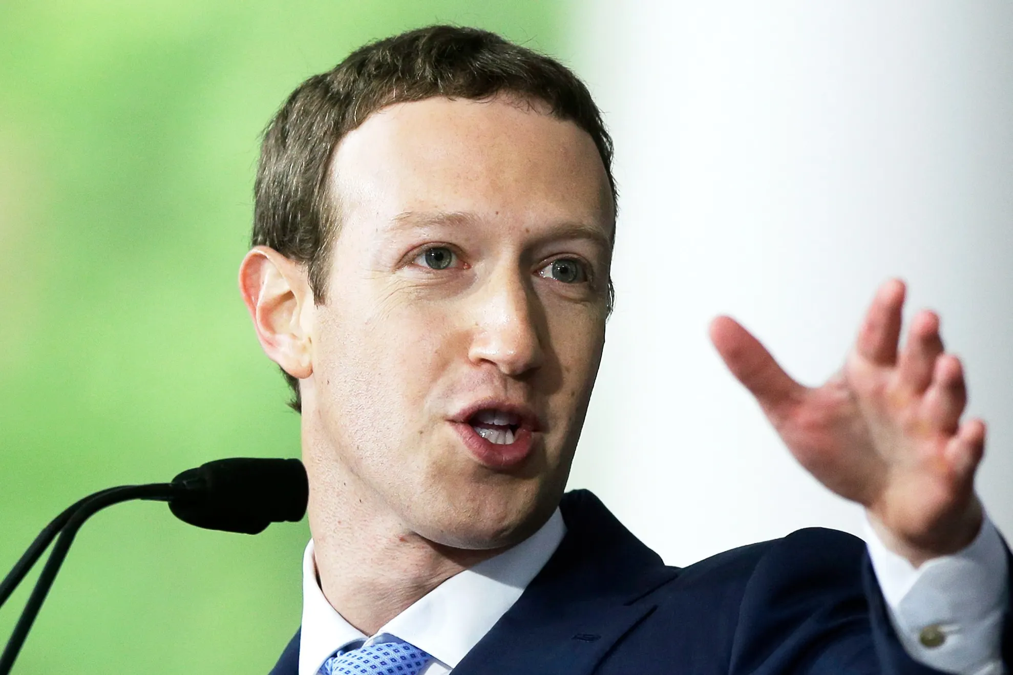 Motivul pentru care Mark Zuckerberg le-a INTERZIS directorilor de la Facebook să folosească iPhone