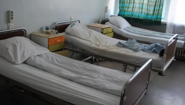 Imagini dezolante din secţia TBC a spitalului din Focşani: igrasie, saltele pătate de sânge
