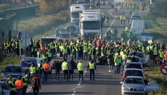 Economia Franţei, în colaps ca urmare a crizei "vestelor galbene"