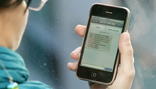 A trimis sms-uri din greșeală altei femei, crezând că ajung la soția sa. Ce s-a întâmplat după?