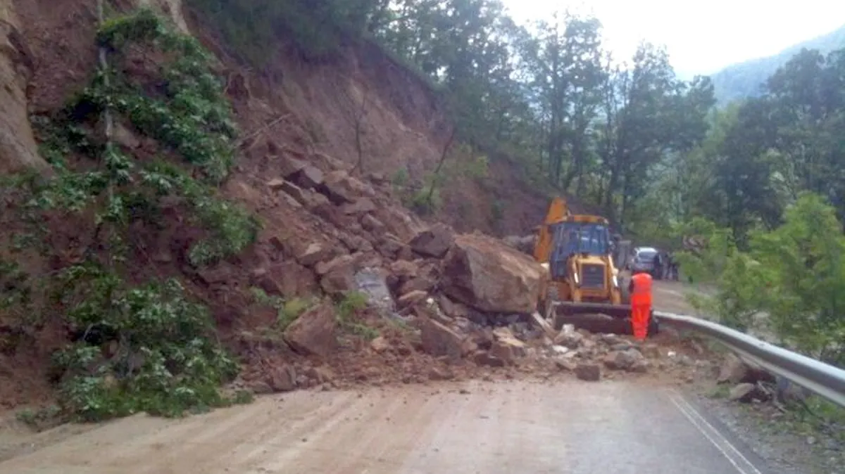 Stânci desprinse de pe versant, pe Transfăgărășan! Trafic blocat