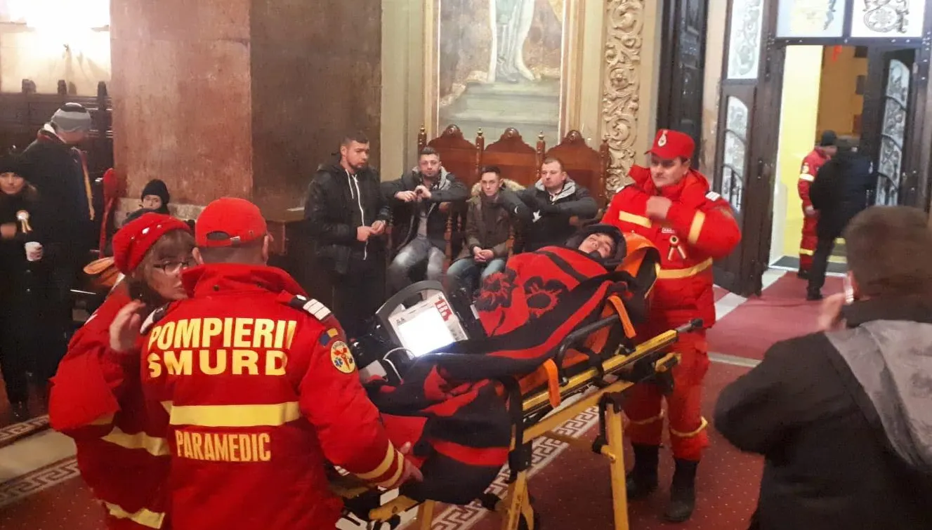 Un grup de 22 de elevi, găsiți dormind în Catedrala din Alba Iulia! Intervenția SMURD